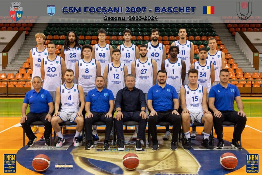 Baschet masculin: CSM Focșani 2007 cu cele două rânduri de echipamente ...